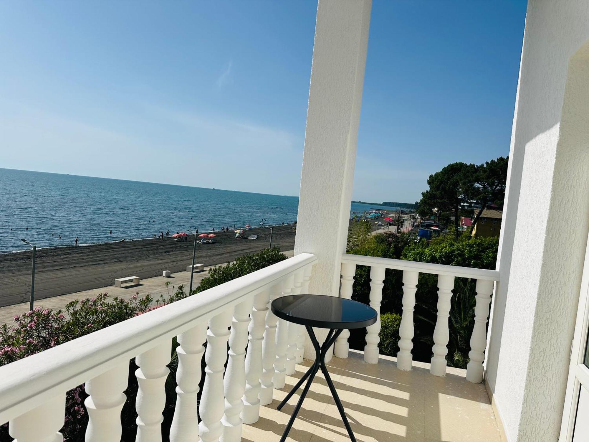 Claude Monet Beach Hotel Ureki Exterior photo