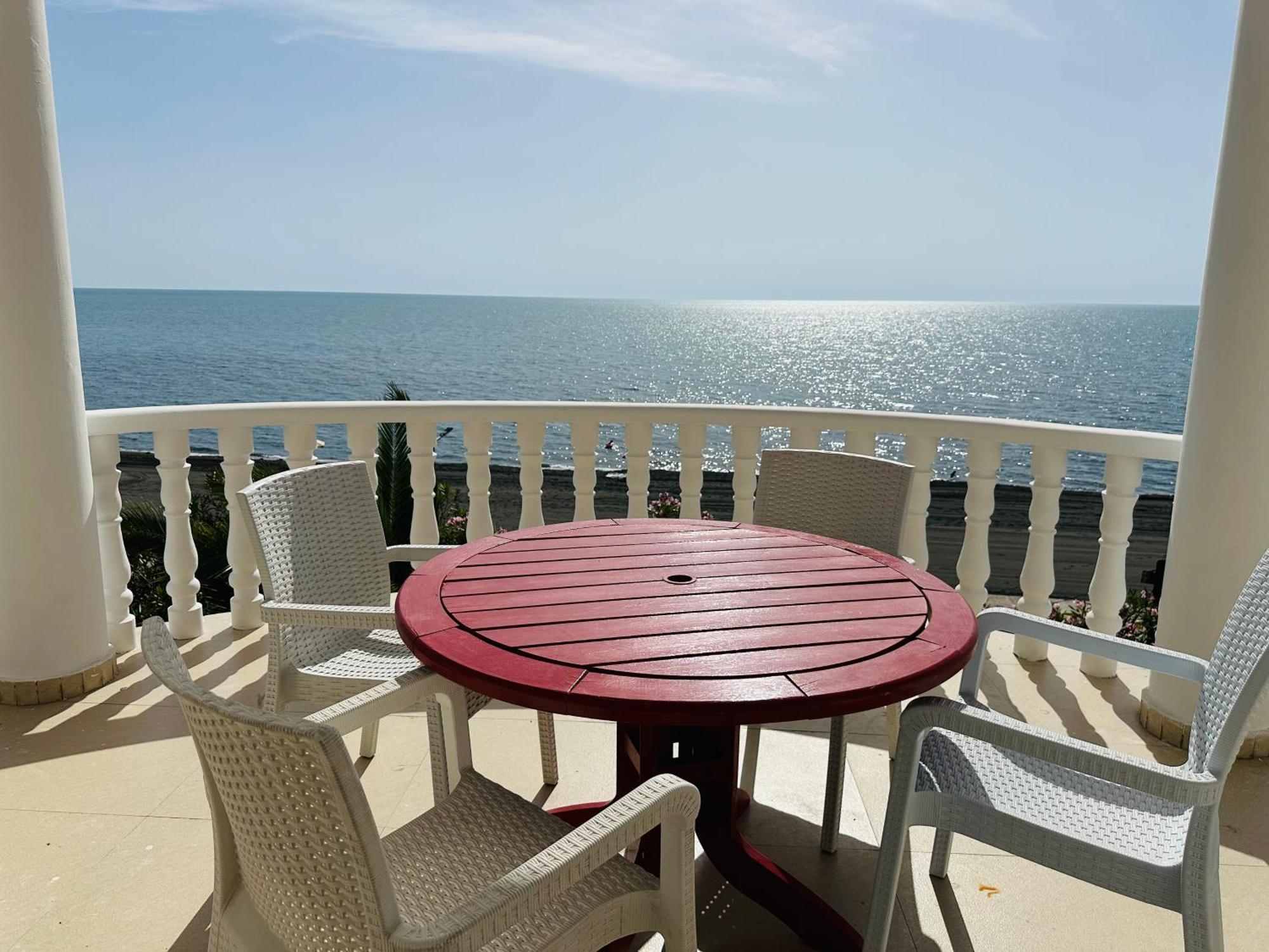 Claude Monet Beach Hotel Ureki Exterior photo